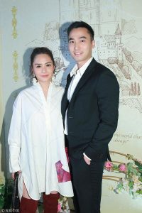 阿娇由第一天开始就对赖弘国很好，不惜出钱又出力帮老公开美容院
