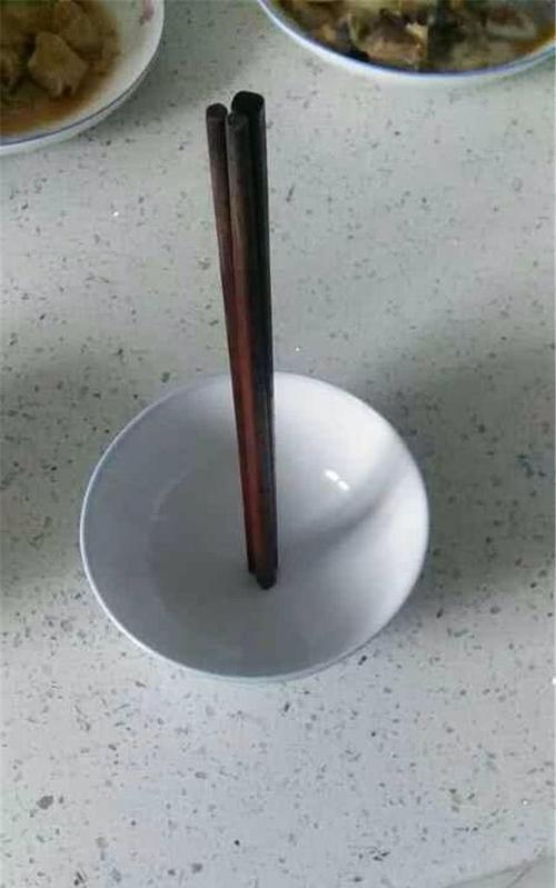 而水中立筷子相对立鸡蛋更加的简单