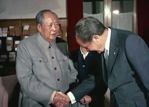全世界人民团结起来，打败美国侵略者及其一切走狗！