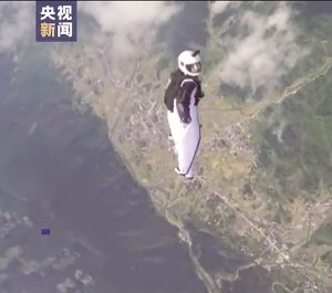 安安“最后一跳”画面（央视新闻截图）