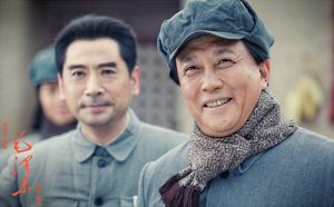 侯京健演的毛泽东总是笑眯眯的，与艰苦卓绝的环境不相称。唐国强演的又太老了，两个形象接不上。