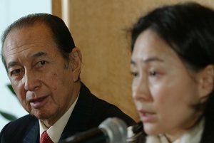 2006年1月19日，澳门，信德集团执行主席何鸿燊及董事总经理何超琼回答记者问题。图片来源：视觉中国