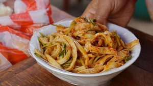 疫前家门口的小店肉夹馍7块，凉皮8块，疫后肉夹馍9块，凉皮10块