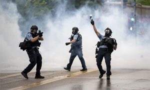 警方发射催泪瓦斯和爆震弹驱散人群。