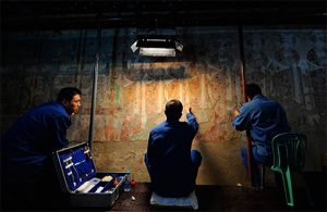 敦煌研究院技术人员在莫高窟98窟内对病害壁画进行修复。