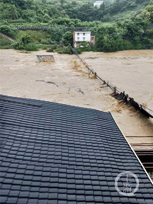 刘德华在《失孤》中走过的綦江甩甩桥被洪水冲垮