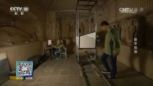 工作人员对洞窟内景进行拍摄。 （图源：央视节目《我爱发明：数字敦煌》）