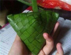 棕叶编织而成的粽子