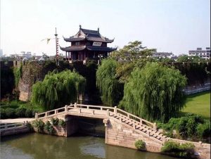 春秋时期伍子胥通过“相土尝水”，选址并营建了吴国都城阖闾大城，也就是现在的苏州城