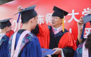 华东师大中文系主任演讲：如果外部环境期待我们撒谎，我们至少保持沉默