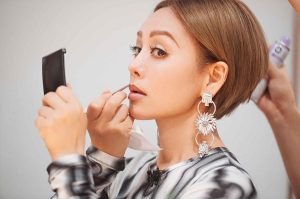 女团选秀节目《乘风破浪的姐姐》（以下简称《姐姐》）在某平台播出以来，引起了许多观众的共鸣，也曾一度引发不少争议。