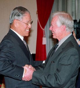 任内美国与台湾断交、与北京建交的美国总统卡特，1999年访问台湾，与李登辉会面。