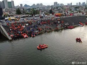 根据目前接受媒体采访的幸存者所说，落水前司机没有异常。
