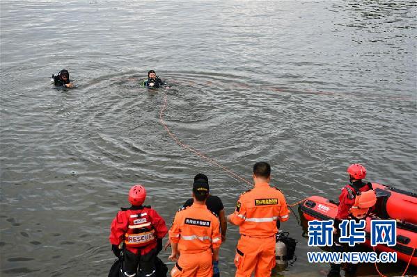 7月7日，救援人员在现场展开搜救。新华社记者 杨文斌 摄