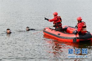 7月7日，救援人员在现场展开搜救。新华社记者 杨文斌 摄