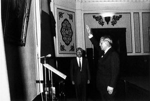 1988年1月蔣經國去世，李登輝宣誓接任。