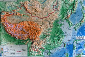 故有“天不足西北，地不满东南”之说