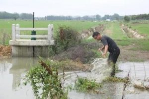 同时雨季容易遭受洪涝灾害，这种地方自然不适宜作为宅居用地。
