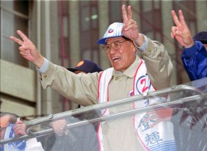1996年台湾首次直选总统，李登辉在选战中拉票。