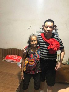 回家后的张玉环和母亲张炳莲在一起。