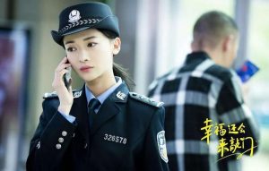这一点，也很容易让人联想到《当幸福来敲门》中的威尔史密斯的遭遇
