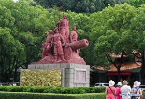 2020年6月23日拍摄于广东省东莞市虎门镇鸦片战争博物馆广场上的雕塑，虎门镇位于粤港澳大湾区中心，历史文化底蕴深厚。1839年，带头打击鸦片走私的清朝官员林则徐在虎门海滩销毁了没收外国经销商的走私鸦片，这一事件彰显了中国政府和人民抵制毒品的决心，随后的鸦片战争开启了中国近代史。改革开放40多年来，该镇在工业制造方面取得了扎实的进展，极大地发展了虎门的实体经济。(记者/刘大伟)