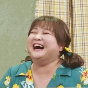 贾玲装成盲人和张小斐一起演戏，骗得了买电视机的资格