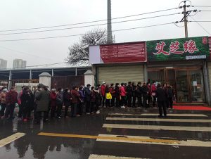 河南郑州，街角一景。老人们排队半天，只为了免费领5个鸡蛋，然而，排了半天，又被告知，“领导”去办事了，下午再来才能获得鸡蛋。当然，下午真的会给鸡蛋，不就是每人发个2元小红包么？