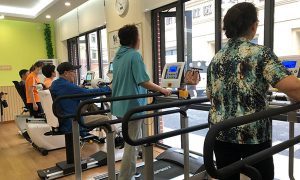 上海市长宁市虹桥街道，老年人在专为老年人设计的健身俱乐部锻炼