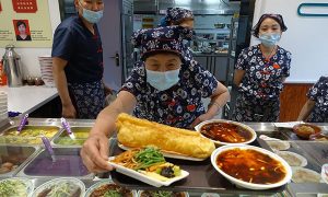 华北山西省太原市怡文园社区的老年友好食堂