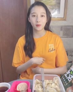关晓彤“假吃”植物肉饺子引热议