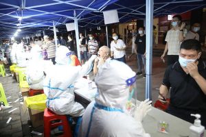△27日，广东省广州市，市民排队进行核酸检测。