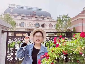 当时知道周某已经结婚，但是仍然接近疯狂的追求。