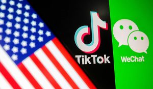 资料图片：2020年9月18日，手机上的美国国旗和WeChat、TikTok标识。