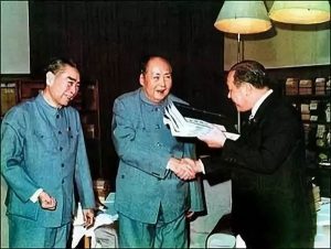 1972年，毛泽东会见日本首相田中角荣，将一部《楚辞集注》作为礼物，赠送给田中角荣。