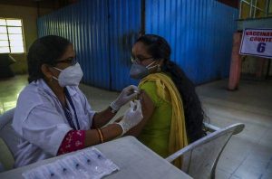 当地时间2021年6月21日，印度海得拉巴，当地民众接种新冠疫苗。