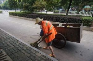 过了55岁，基本找不到工作了，只有干环卫、物业等工作。