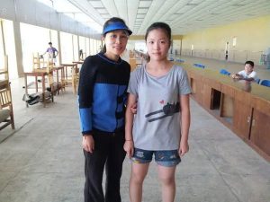 杨倩与奥运铜牌、世界冠军王成意合影