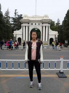 因为她跟一般的运动员不一样，是学生运动员，每天都要参加正常的文化学习