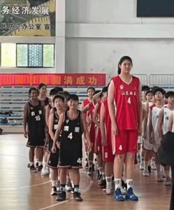 14岁女孩有这样的身高，在同年龄段的比赛中基本所向无敌