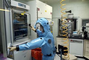 德特里克堡美国陆军传染病医学研究所内的工作人员（资料图）