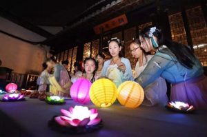 汉彩女，常以七月七日，穿七孔针，开于襟楼，俱以习之。