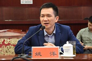 北京大学国家发展研究院院长姚洋在近期的采访中建议推行十年义务教育