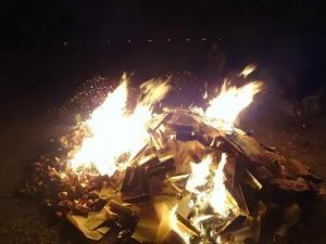 一些外国人也开始效仿华人烧纸钱，因为他们虽然只相信上帝而不信什么鬼神，但这并不阻碍他们想要祭奠祖先