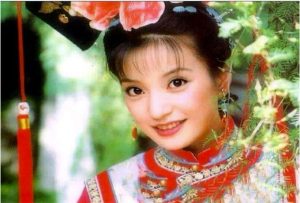 唯独提到赵薇这个名字，就像木瓜掉进湖里，咕咚一声，忍不住让人忆起当年旧事。