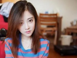 凭借着幽默风趣不做作，百般才艺样样来的风格成为了宅男女神。