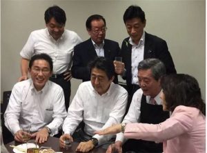 安倍、岸田等自民党干部居然聚在一起喝大酒