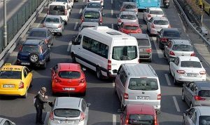 人急了也会想办法，于是想到超车、想到去插队。