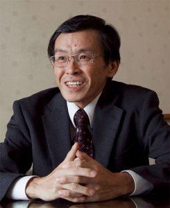 岸见一郎，心理学家、哲学家，1956年生于京都。译有阿尔弗雷德·阿德勒的《个人心理学讲义》和《人为什么会患神经病》，着作有《阿德勒心理学入门》《活在当下的勇气》《幸福的勇气》等多部作品。