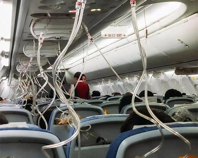 凭借着氧气罩，机舱人员也有一定的反应能力，甚至能将乘客安全带回地面。